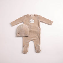 Load image into Gallery viewer, Bee &amp; Dee Birdie Branch Velour Footie And Beanie - Oat