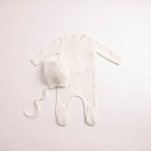 Load image into Gallery viewer, Bee &amp; Dee Boys Boutique Delicata Floral Footie And Bonnet - Linen/Chalk