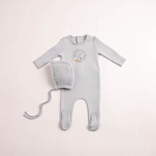 Load image into Gallery viewer, Bee &amp; Dee Cradle Scene Footie And Bonnet - Crisp Blue