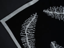 Load image into Gallery viewer, Inimini Feather Blanket Black and White