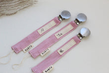 Load image into Gallery viewer, Babyo Linen Pacifier Clip Heart Label - Pink