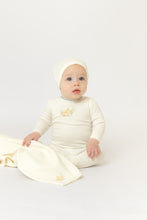 Load image into Gallery viewer, Bee &amp; Dee Mail And Flowers Footie And Beanie - Chalk White Boys