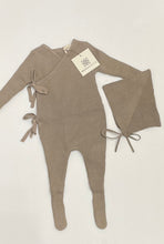 Load image into Gallery viewer, Tan knit Bow Footie &amp; Bonnet