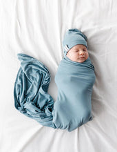 Load image into Gallery viewer, Blue Beanie &amp; Blanket Set